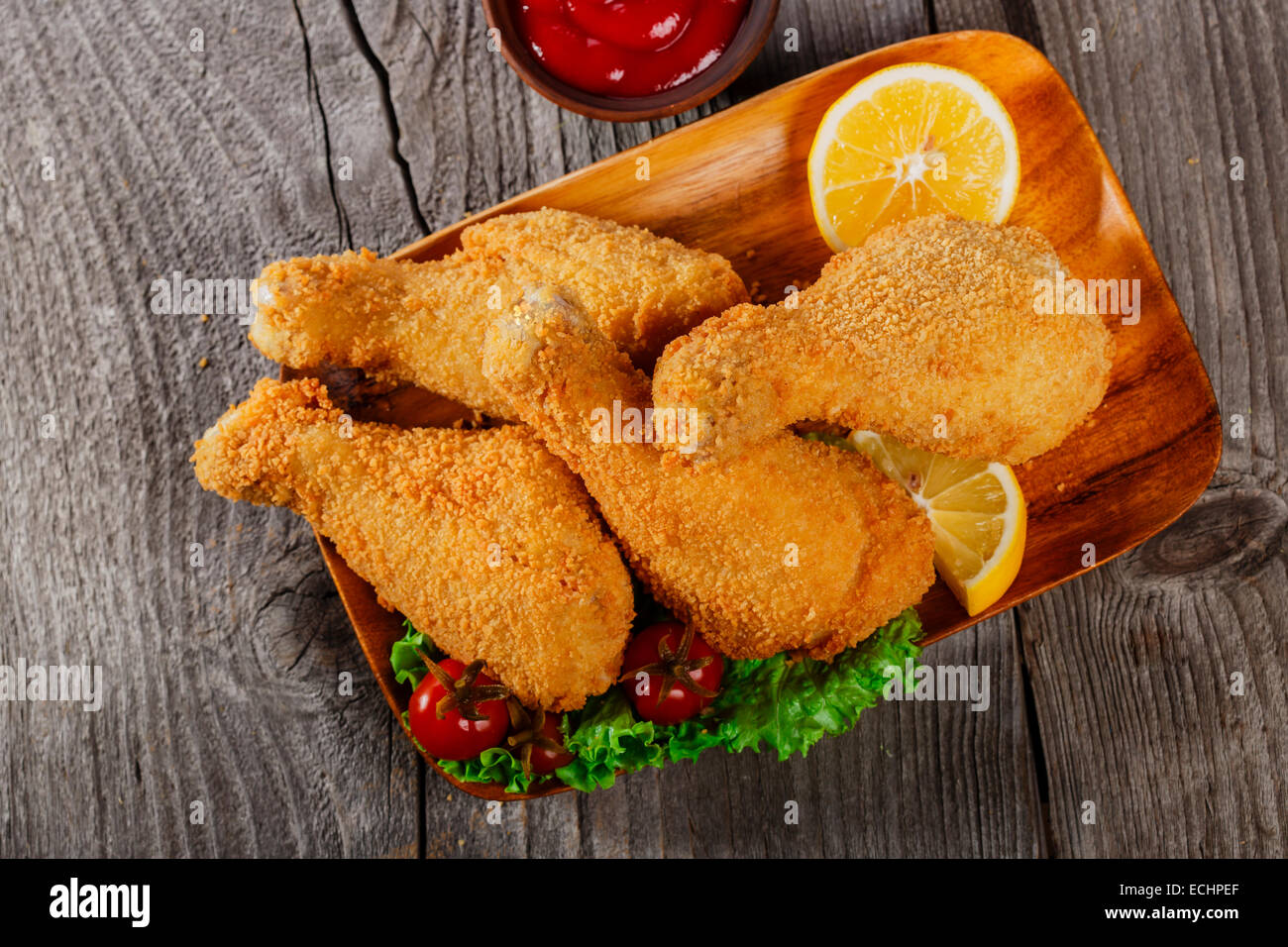 Gebratene Hähnchenschenkel paniert Stockfoto