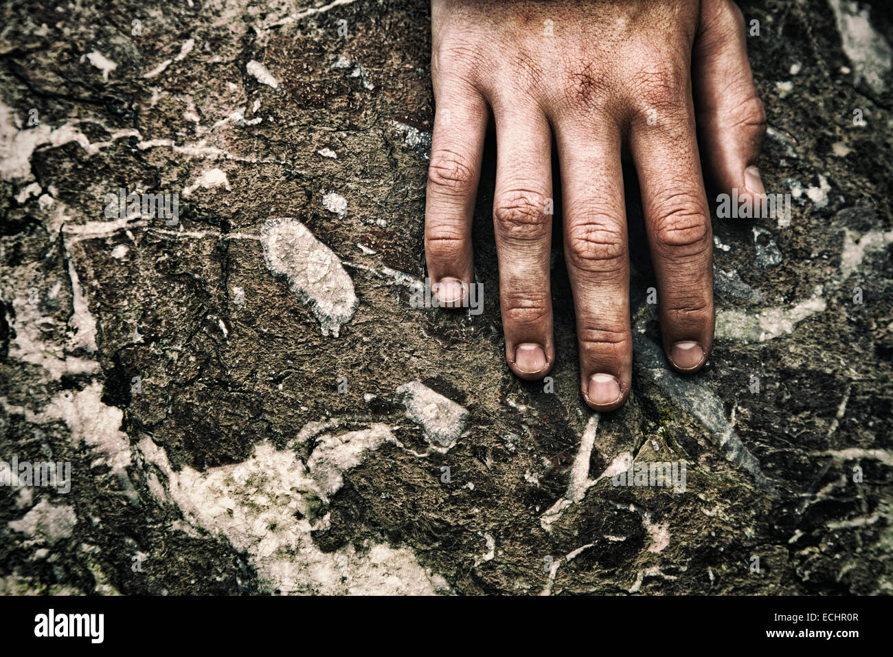 Einer Hand auf schroffen Felsen Stockfoto