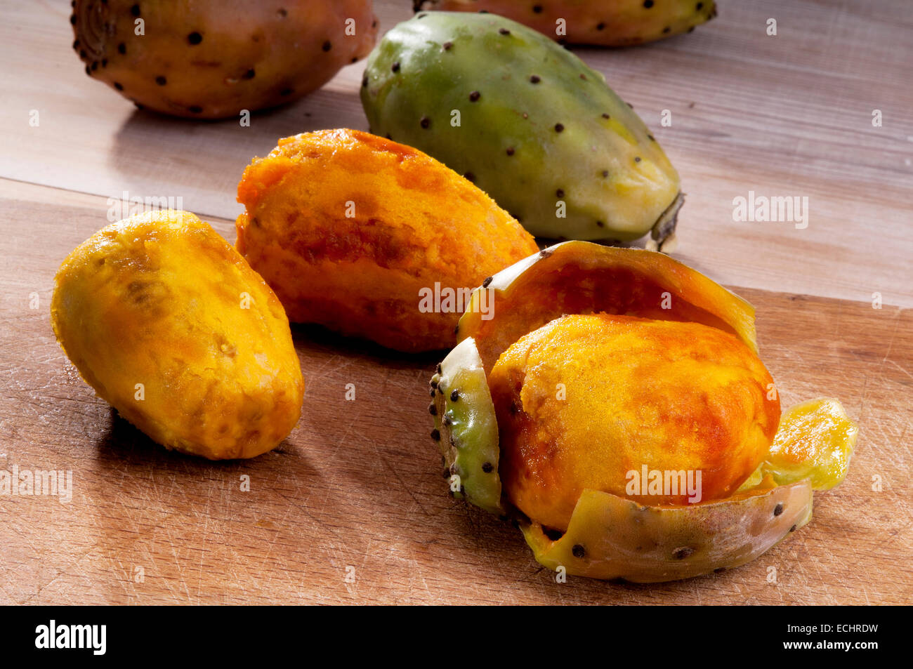 Opuntia Feigenkaktus Südfrüchte auf hölzernen Hintergrund Stockfoto