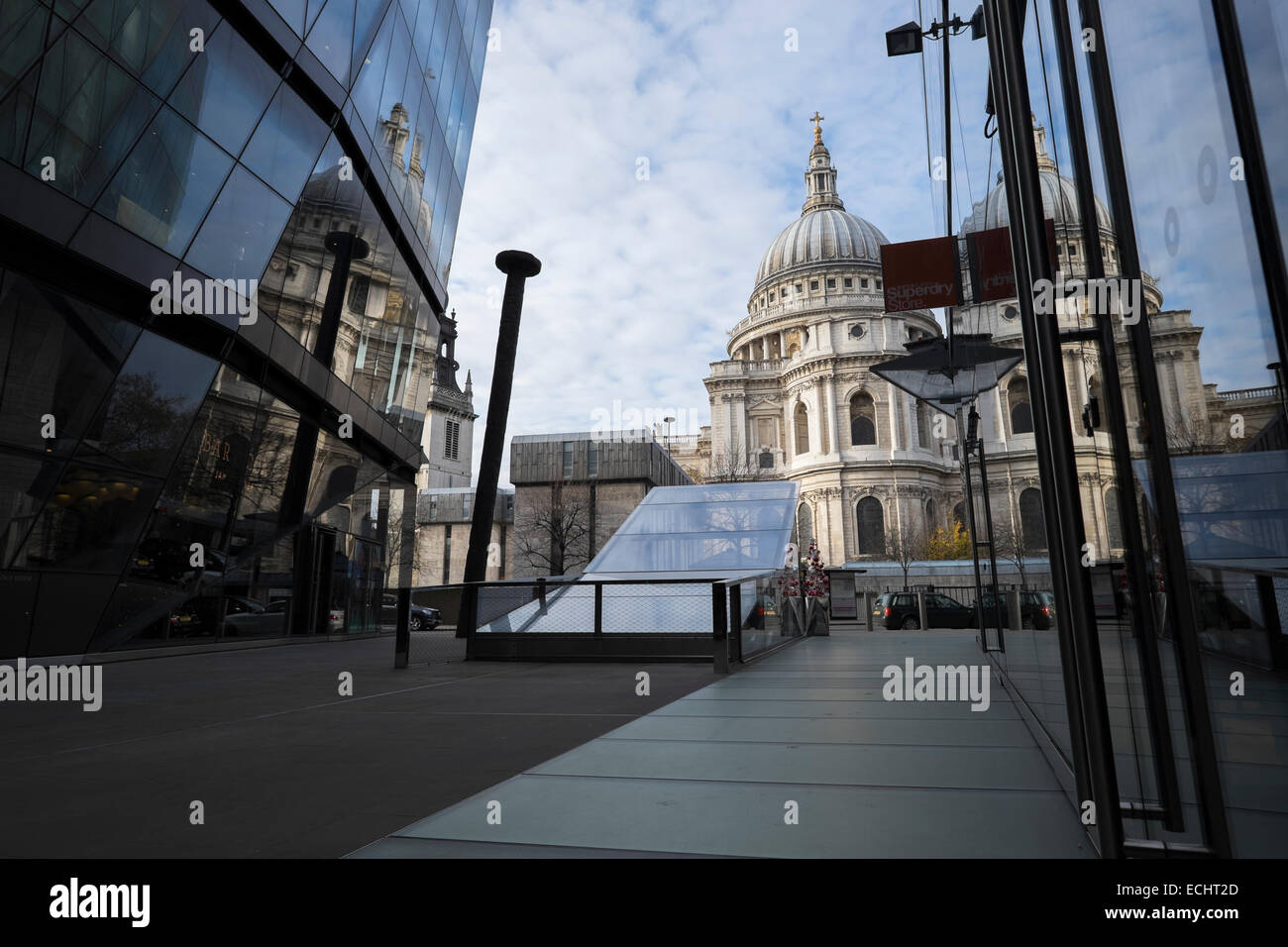 St. Pauls Cathedral in London aufgenommen vom Einkaufszentrum One New Change Stockfoto