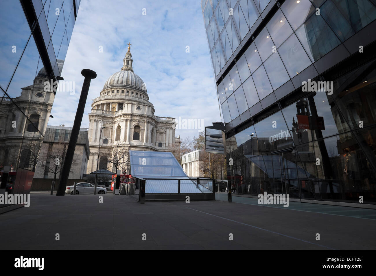 St. Pauls Cathedral in London aufgenommen vom Einkaufszentrum One New Change Stockfoto