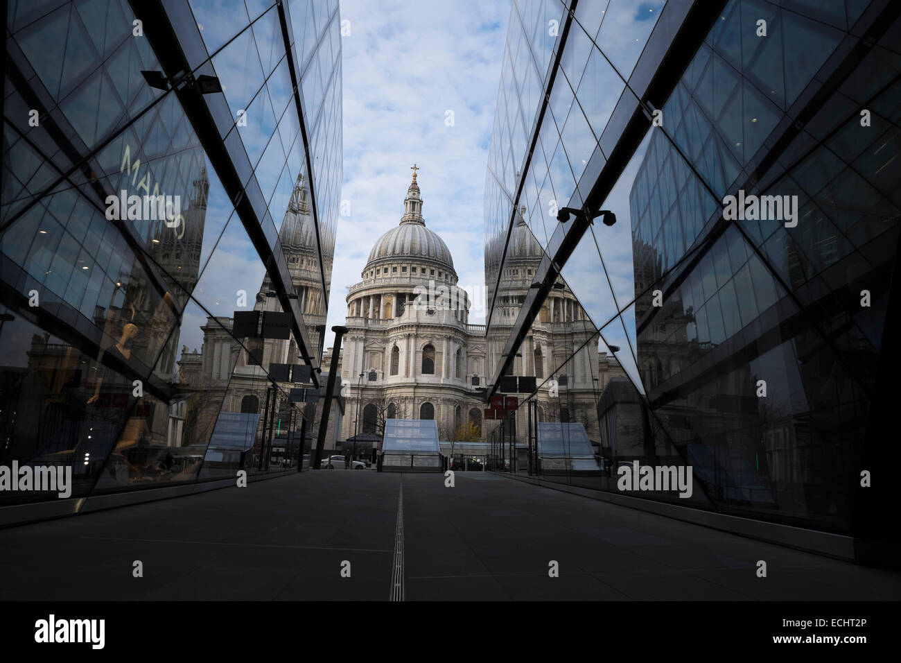 St. Pauls Cathedral in London genommen auf eine neue Änderung Shopping Mall Stockfoto