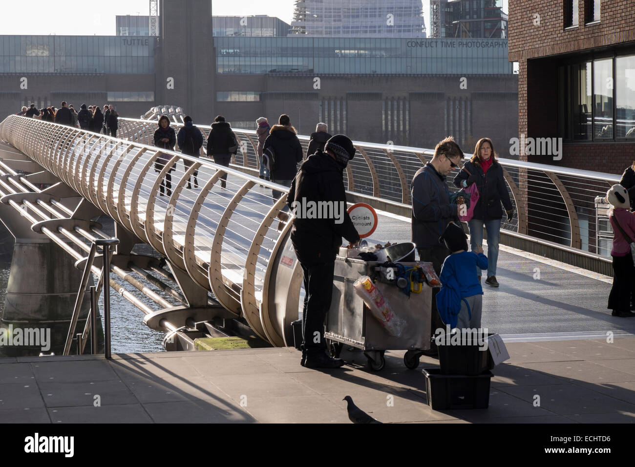 Snack-Verkäufer durch die MIllennium Bridge an der Themse, London, UK Stockfoto