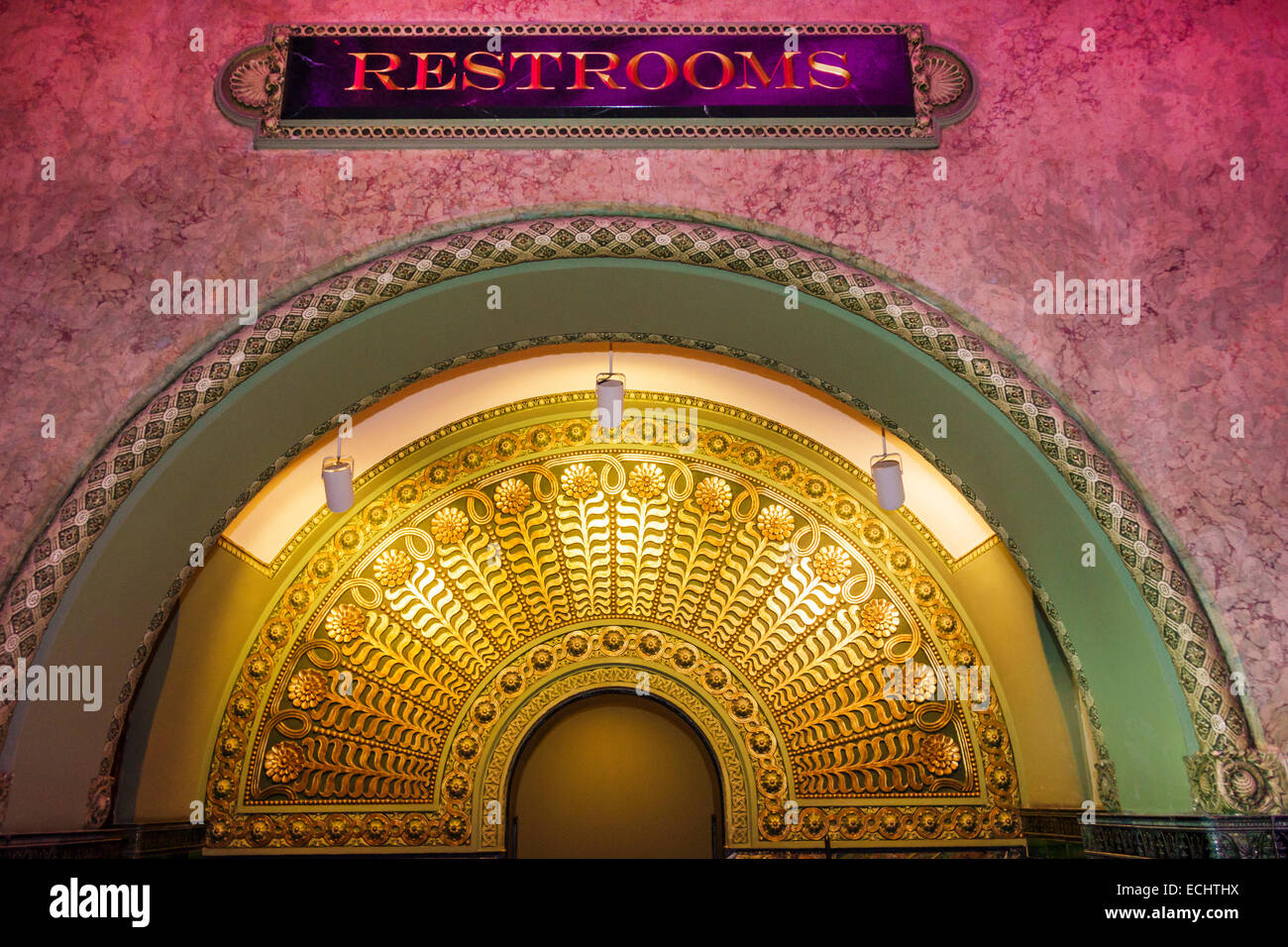 Saint St. Louis Missouri, Market Street, Union Station, romanische Architektur, umgebautes Zugterminal, Grand Hall, innen, Bogen, Blattgold, Detail Stockfoto