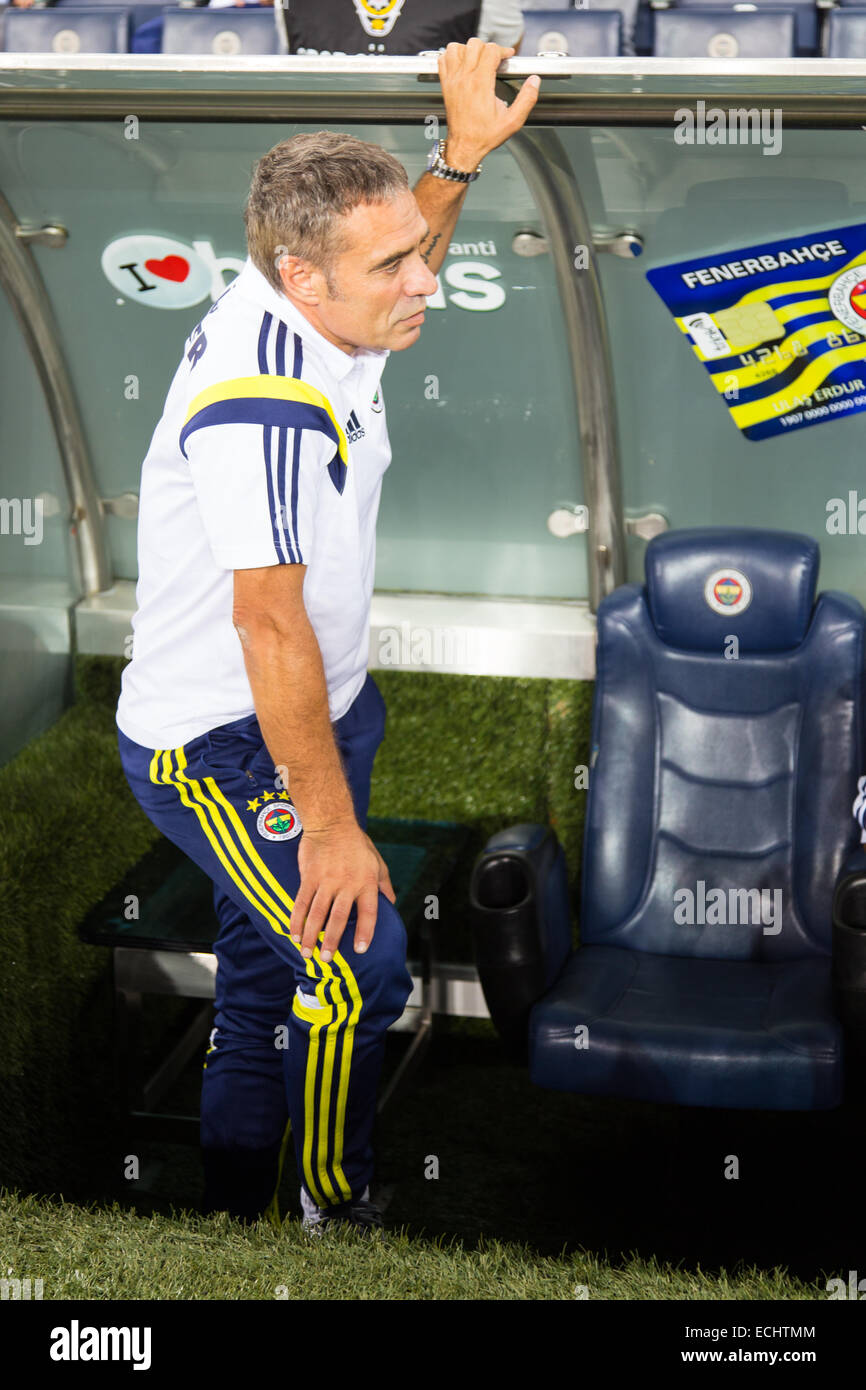 ISTANBUL – AUGUST 08 Fenerbahce-Trainer Ersun Nassau während Soma Charity Turnier Sukru Saracoglu Stadion. Stockfoto