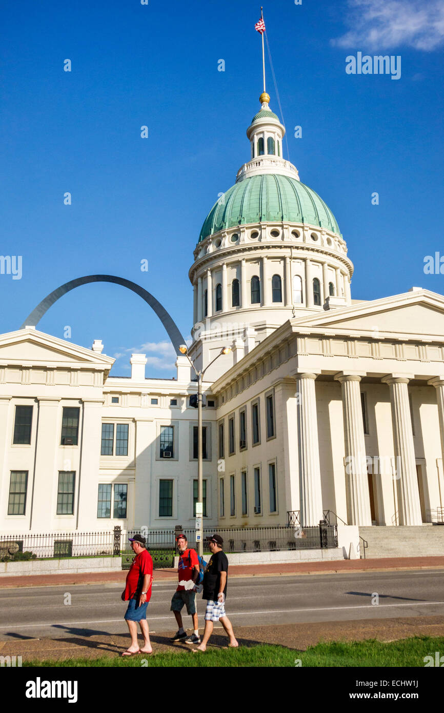 Saint St. Louis Missouri, Market Street, St. Louis Gateway Mall, Gateway Arch, Straßenszene, Gebäude, Wahrzeichen, Old St. Louis County Courthouse, Kuppel, Männer Stockfoto