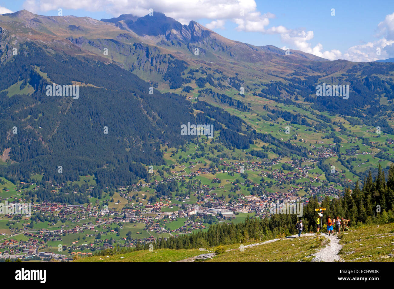 Wanderer über Grindelwald am Fuße des Eiger Stockfoto