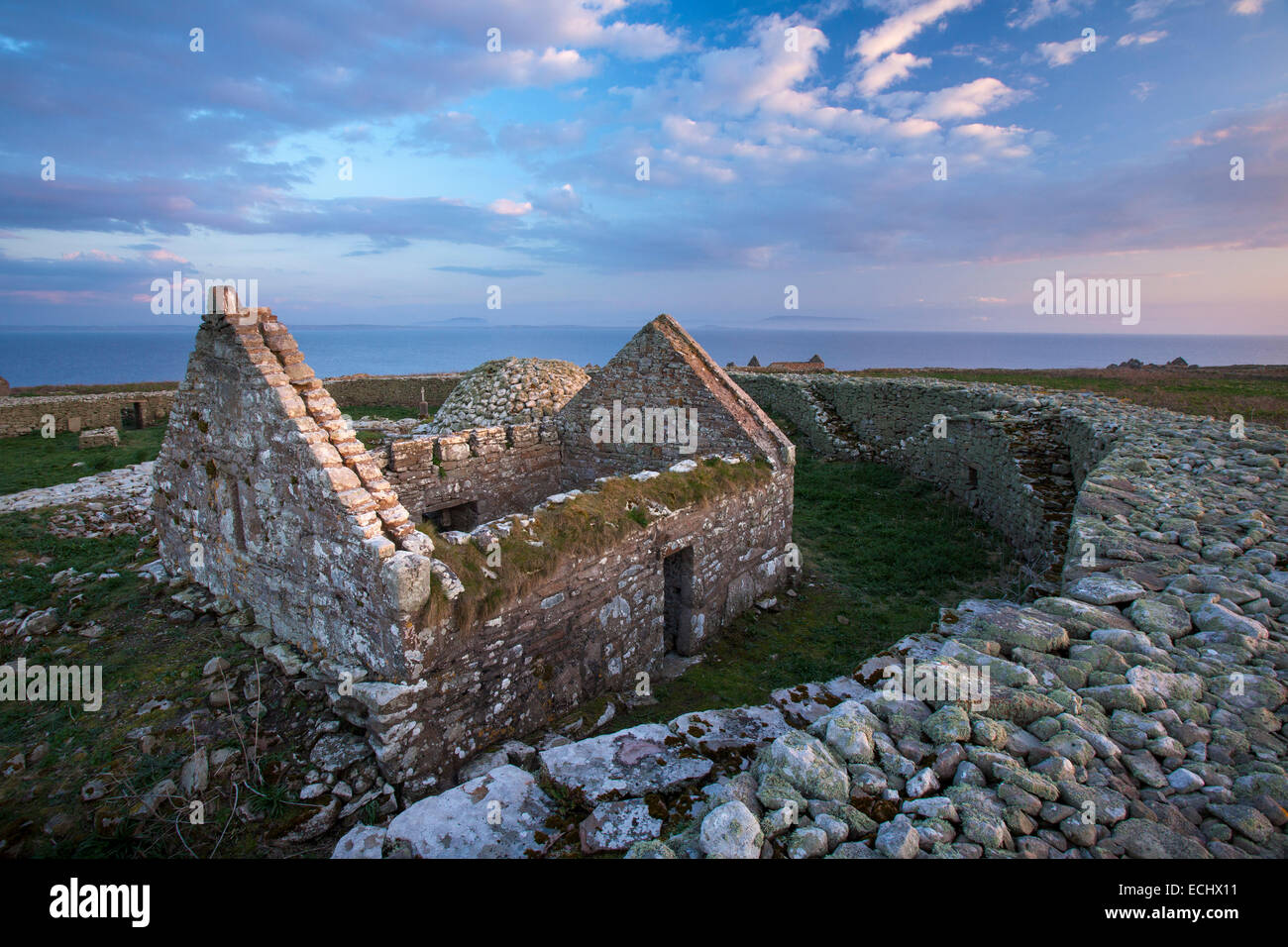 Die klösterliche Siedlung und Cashel, Inishmurray Insel, County Sligo, Irland. Stockfoto