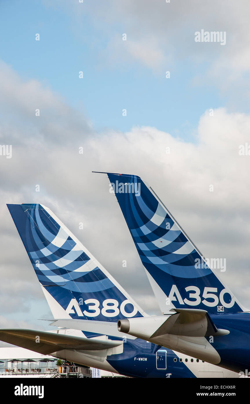 Die Taillen der neueren Flugzeuge von Airbus, der A380 und der A350, sind Teil der Unternehmenspläne von Airbus. Beförderung im Flugzeug. Rippen. Marke. Logo Stockfoto