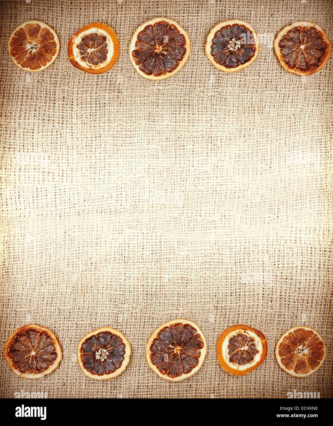 Vintage-natürlichen Hintergrund, getrocknete Orange auf Jutegewebe. Stockfoto