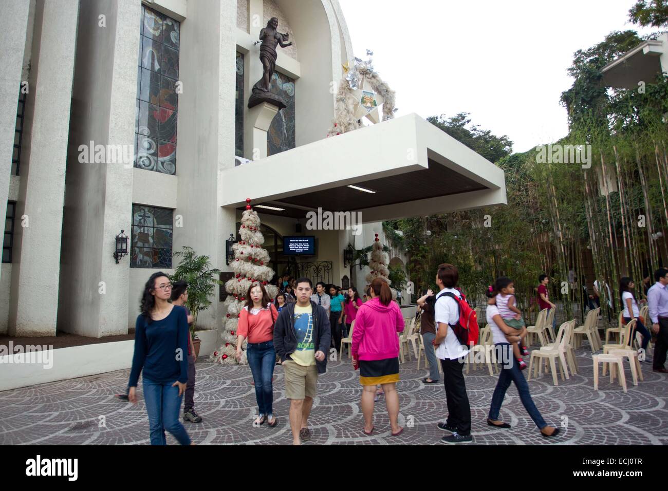 Kirche-Geher besuchen die Misa de Gallo am National Shrine of the Sacred Heart in Makati City am Dienstag. Die Misa de Gallo oder lokal als Simbang Gabi bekannt, ist eine hingebungsvolle neuntägigen Reihe von Massen von Katholiken und Aglipayans auf den Philippinen in Vorfreude auf Weihnachten bedeutet Hingabe an Gott und gesteigerte Vorfreude auf die Geburt Christi zeigen praktiziert. Die Massen werden bei Sonnenaufgang täglich vom 16. Dezember bis 24. Dezember gefeiert. © Mark Fredesjed R. Cristino/Pacific Press/Alamy Live-Nachrichten Stockfoto