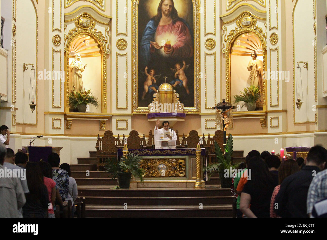 Kirche-Geher besuchen die Misa de Gallo am National Shrine of the Sacred Heart in Makati City am Dienstag. Die Misa de Gallo oder lokal als Simbang Gabi bekannt, ist eine hingebungsvolle neuntägigen Reihe von Massen von Katholiken und Aglipayans auf den Philippinen in Vorfreude auf Weihnachten bedeutet Hingabe an Gott und gesteigerte Vorfreude auf die Geburt Christi zeigen praktiziert. Die Massen werden bei Sonnenaufgang täglich vom 16. Dezember bis 24. Dezember gefeiert. © Mark Fredesjed R. Cristino/Pacific Press/Alamy Live-Nachrichten Stockfoto