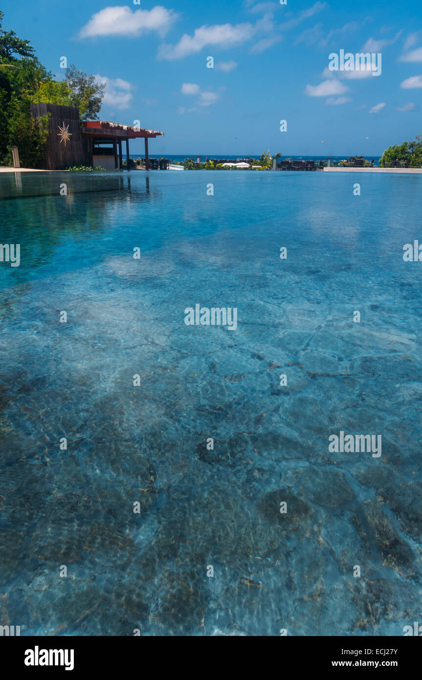 Infinity-Pool am Strand-Resorts oder Hotels für Urlaub Konzepte. Stockfoto