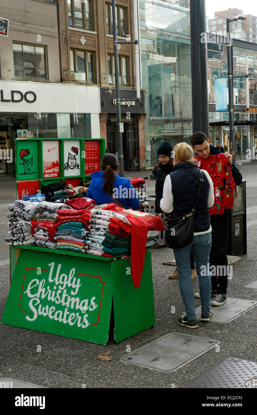 Menschen beim Einkaufen für hässliche Weihnachtspullover für Verkauf in der Innenstadt von Vancouver, British Columbia, Kanada Stockfoto
