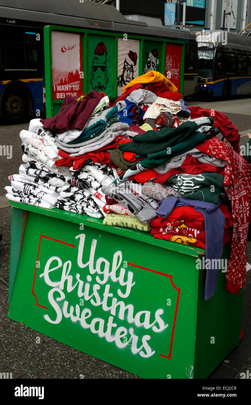 Hässliche Weihnachtspullover für Verkauf in der Innenstadt von Vancouver, British Columbia, Kanada Stockfoto