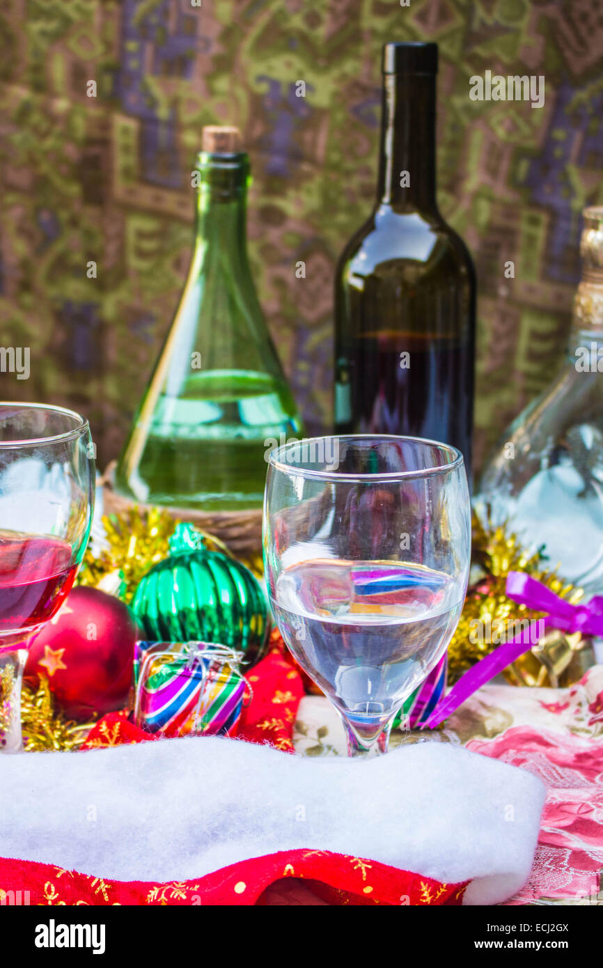 Glas Wein und dekoratives Geschirr. Stockfoto