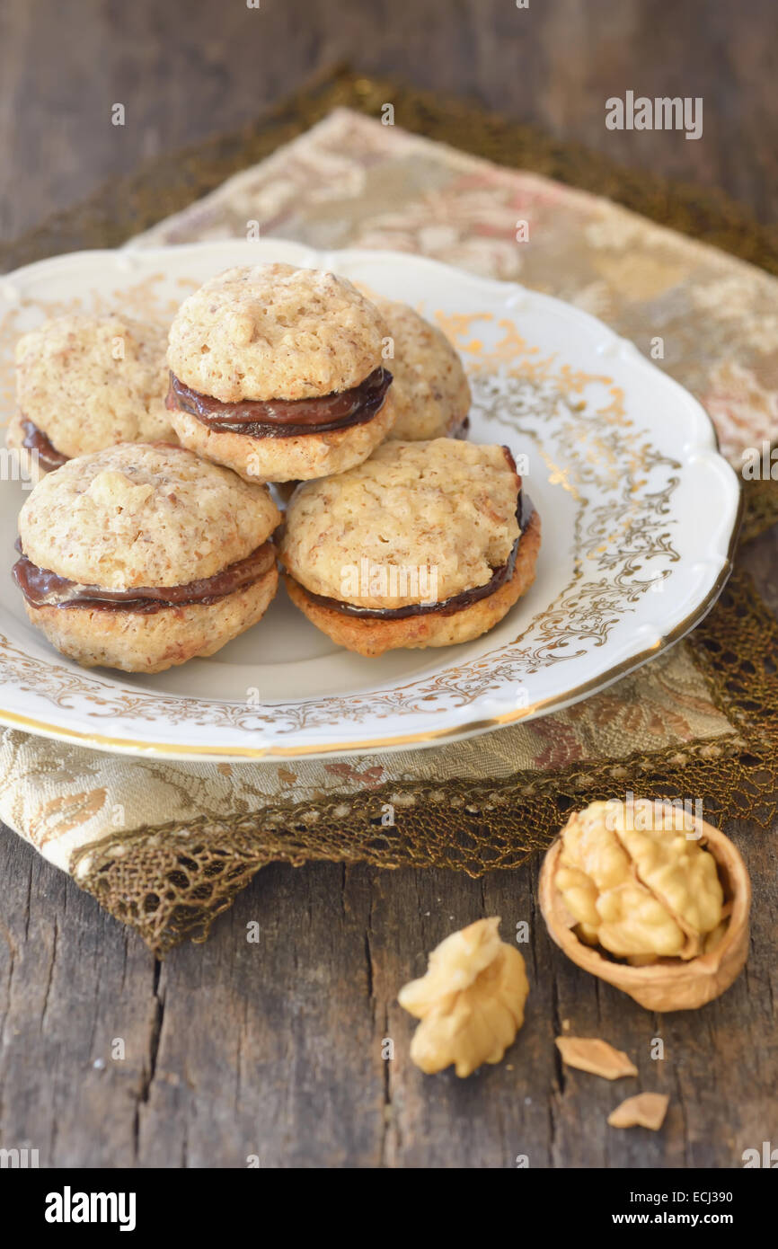 hausgemachte Cookies mit Erdnüssen und Schokoladencreme Stockfoto