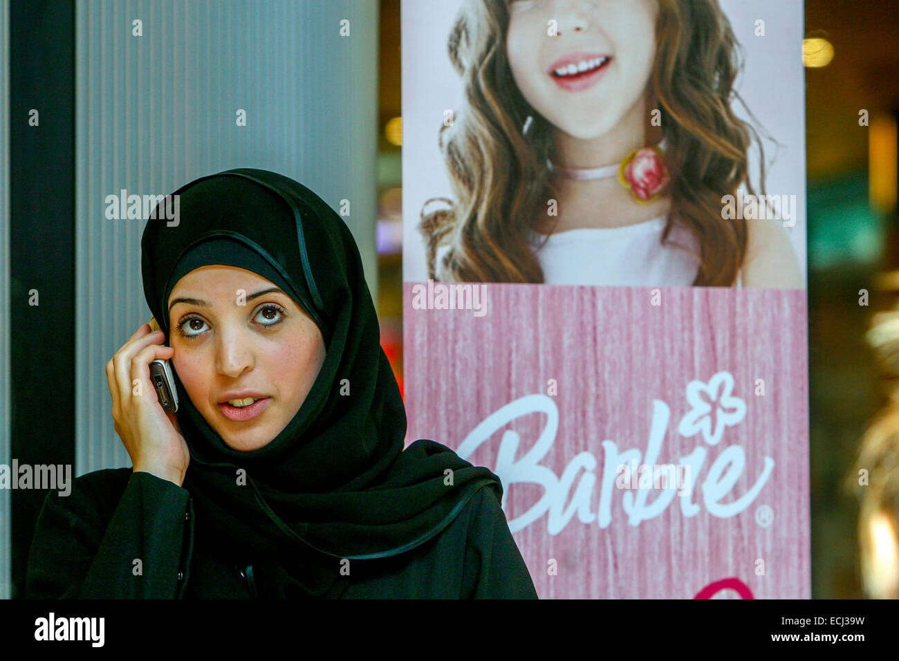 Junge muslimische Frau in Schwarz Kopftuch, Hijab Frau, Hintergrund in der  Werbung auf der Barbie, Prag, Tschechische Republik Stockfotografie - Alamy
