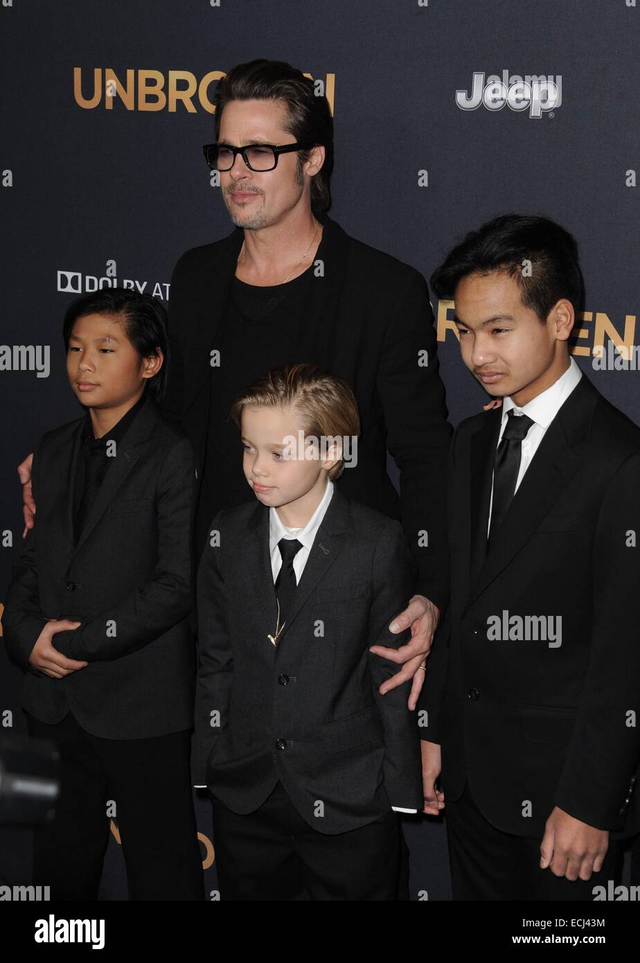 Los Angeles, CA, USA. 15. Dezember 2014. Brad Pitt, Pax Thien Jolie-Pitt, Shiloh Nouvel Jolie-Pitt, Maddox Jolie-Pitt im Ankunftsbereich für ununterbrochene Premiere, TCL Chinese 6 Sälen (ehemals Grauman), Los Angeles, CA 15. Dezember 2014. Bildnachweis: Dee Cercone/Everett Collection/Alamy Live-Nachrichten Stockfoto