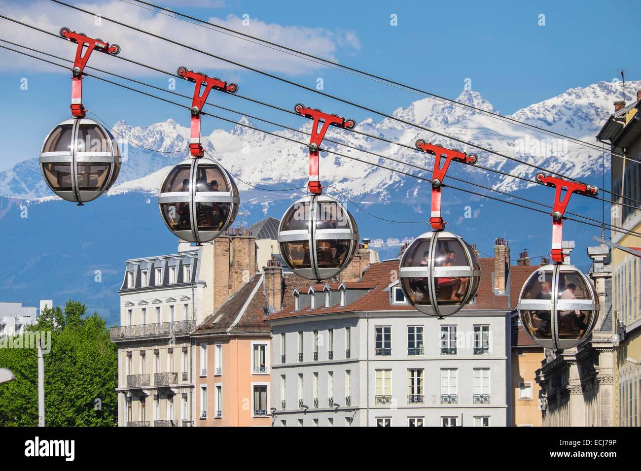 Frankreich, Isere, Grenoble, die Seilbahn oder die Bläschen, die erste urbane Seilbahn der Welt mit Belledonne massiv im Hintergrund Stockfoto