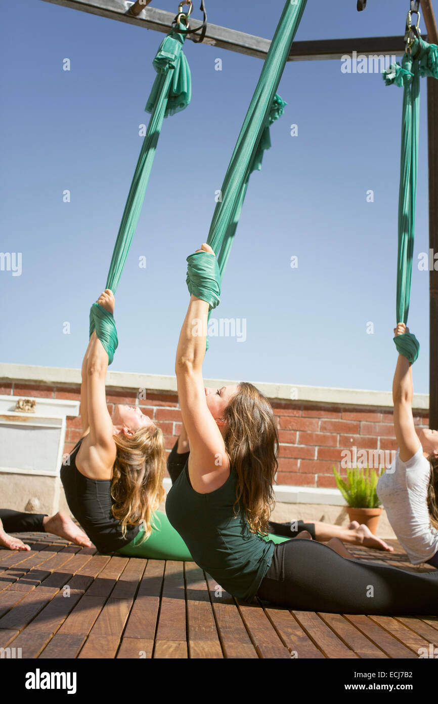 Eine Gruppe von Frauen führen aerial Yoga. Stockfoto