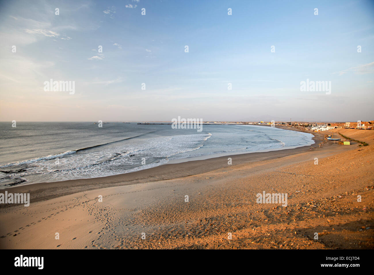 Lange Welle schält zum weitläufigen Strand. Stockfoto
