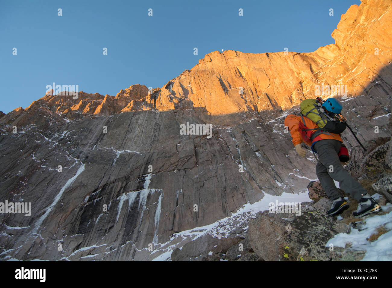 Ein Kletterer Ansätze eine schwierigere Eis klettern in früh fallen. Stockfoto