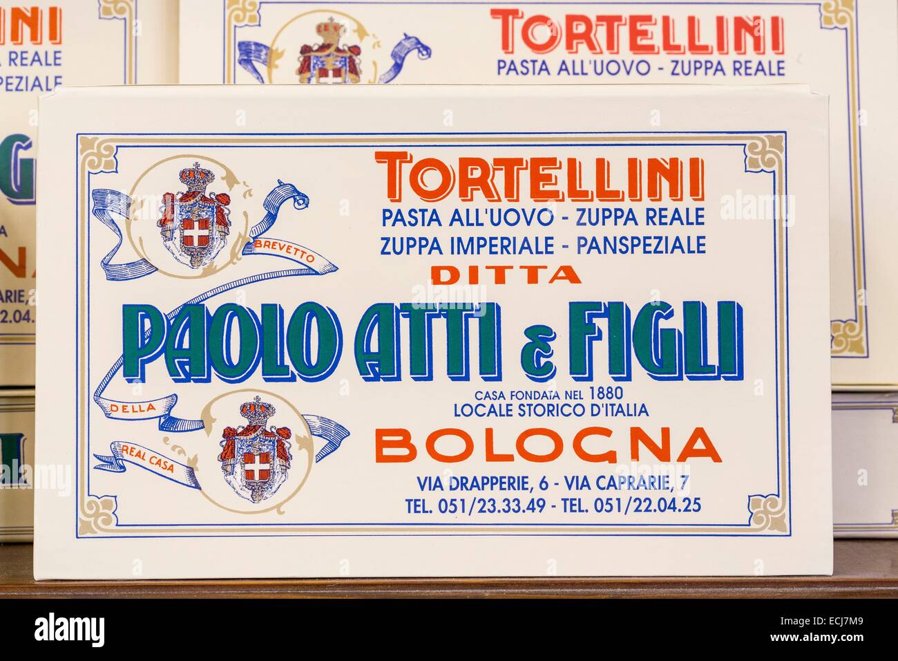 Italien, Emilia Romagna, Bologna, Via Caprarie, Bäckerei und Konditorei Paolo Atti & Figli gegründet 1880, Kisten mit Tortellini (Nudeln) Stockfoto