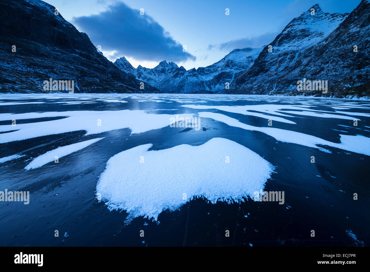 Muster der Schneedecke Schwarzes Eis des Sees ≈gvatnet im Winter, ≈ ich Lofoten, Moskenes¯y, Lofoten Inseln, Norwegen Stockfoto