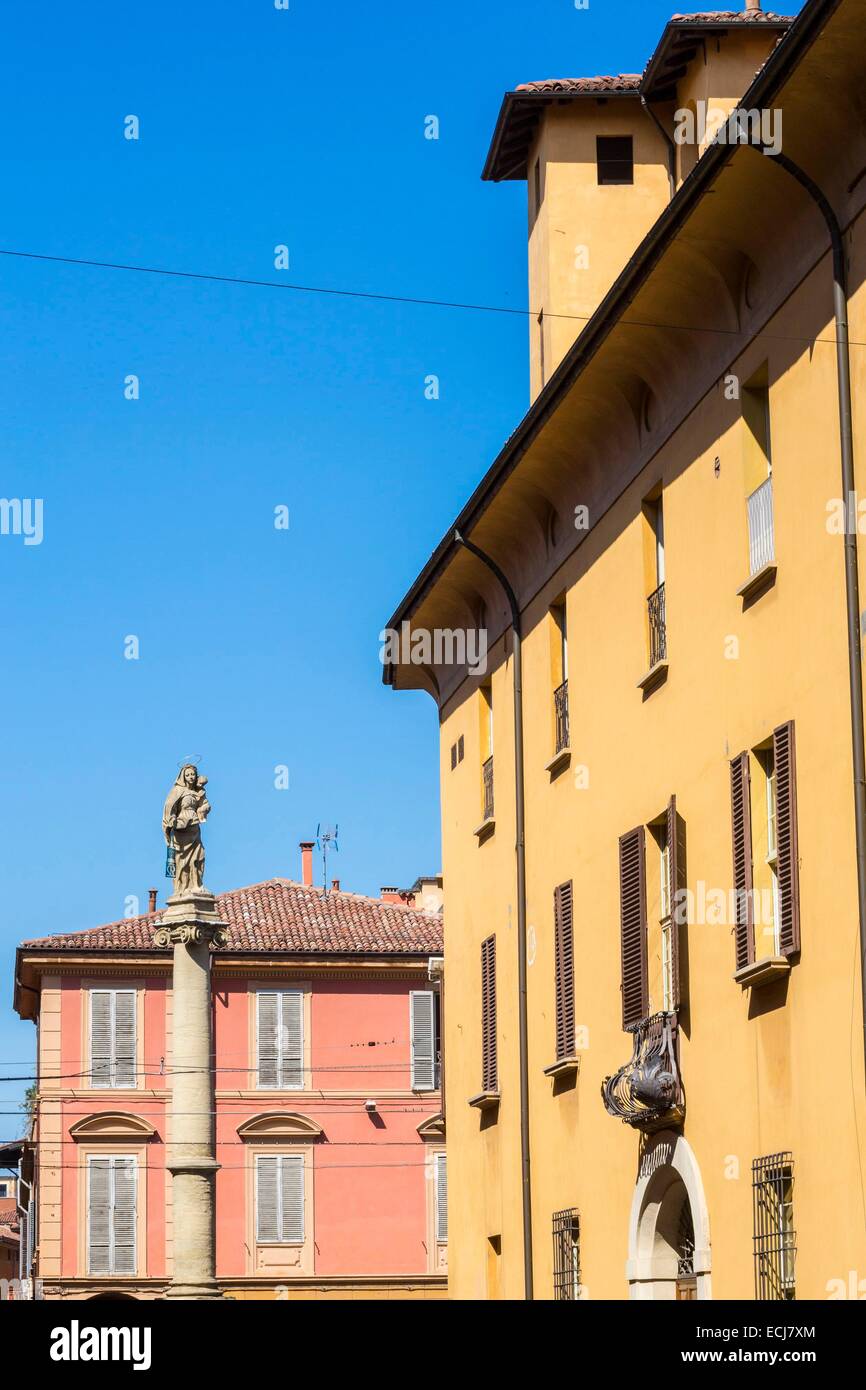 Italien, Emilia Romagna, Bologna, Via Guglielmo Oberdan mit im Grunde der Piazza San Martino und die Statue der Madonna Stockfoto