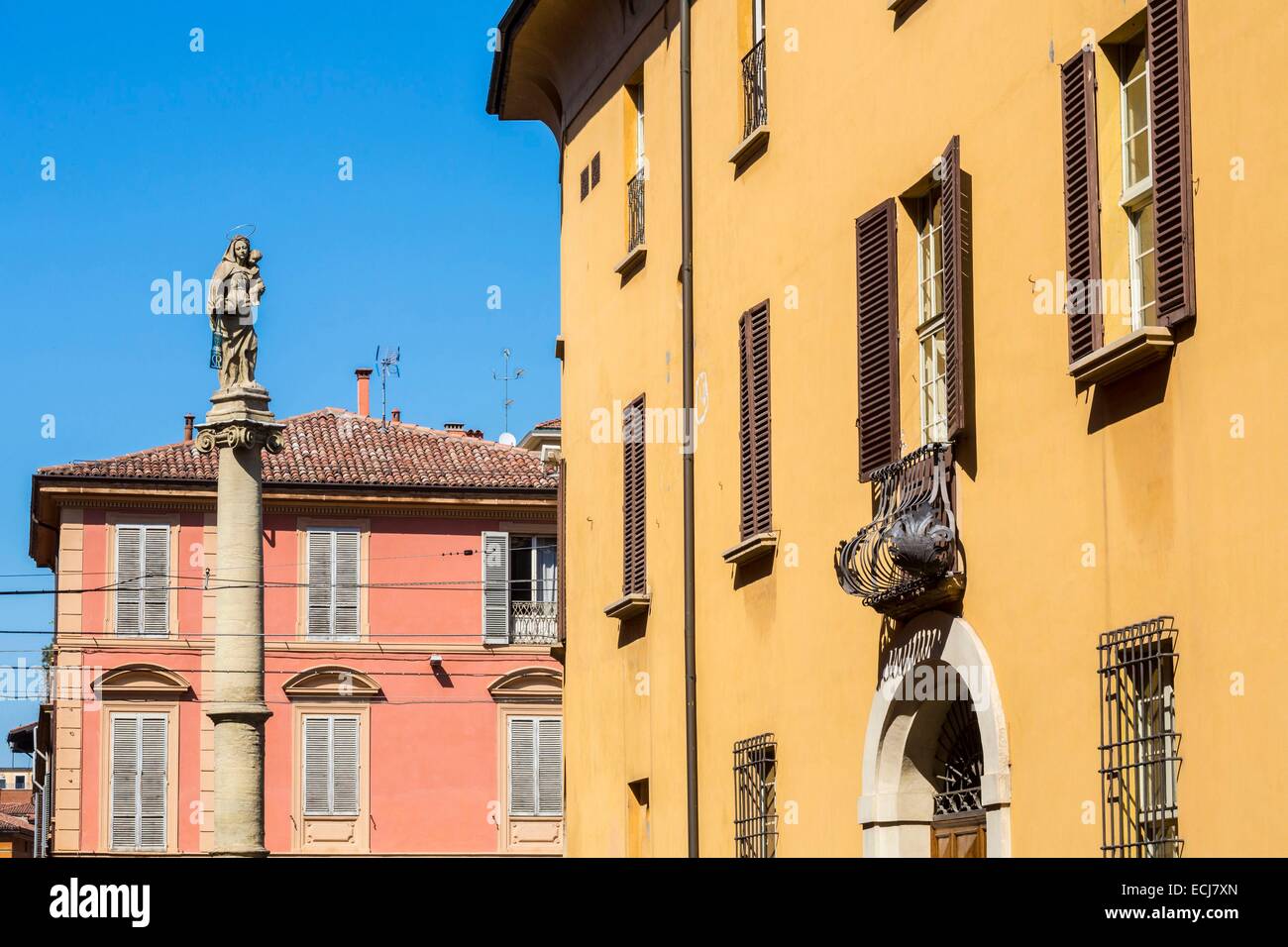Italien, Emilia Romagna, Bologna, Via Guglielmo Oberdan mit im Grunde der Piazza San Martino und die Statue der Madonna Stockfoto