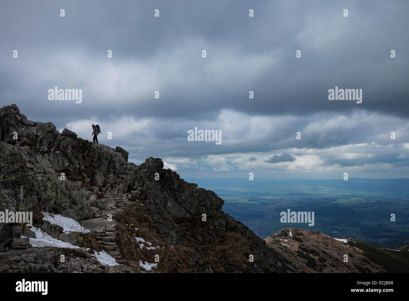 Weibliche Wanderer in der Nähe von Gipfel der Beskiden (2014 m), hohe Tatra, Polen Stockfoto