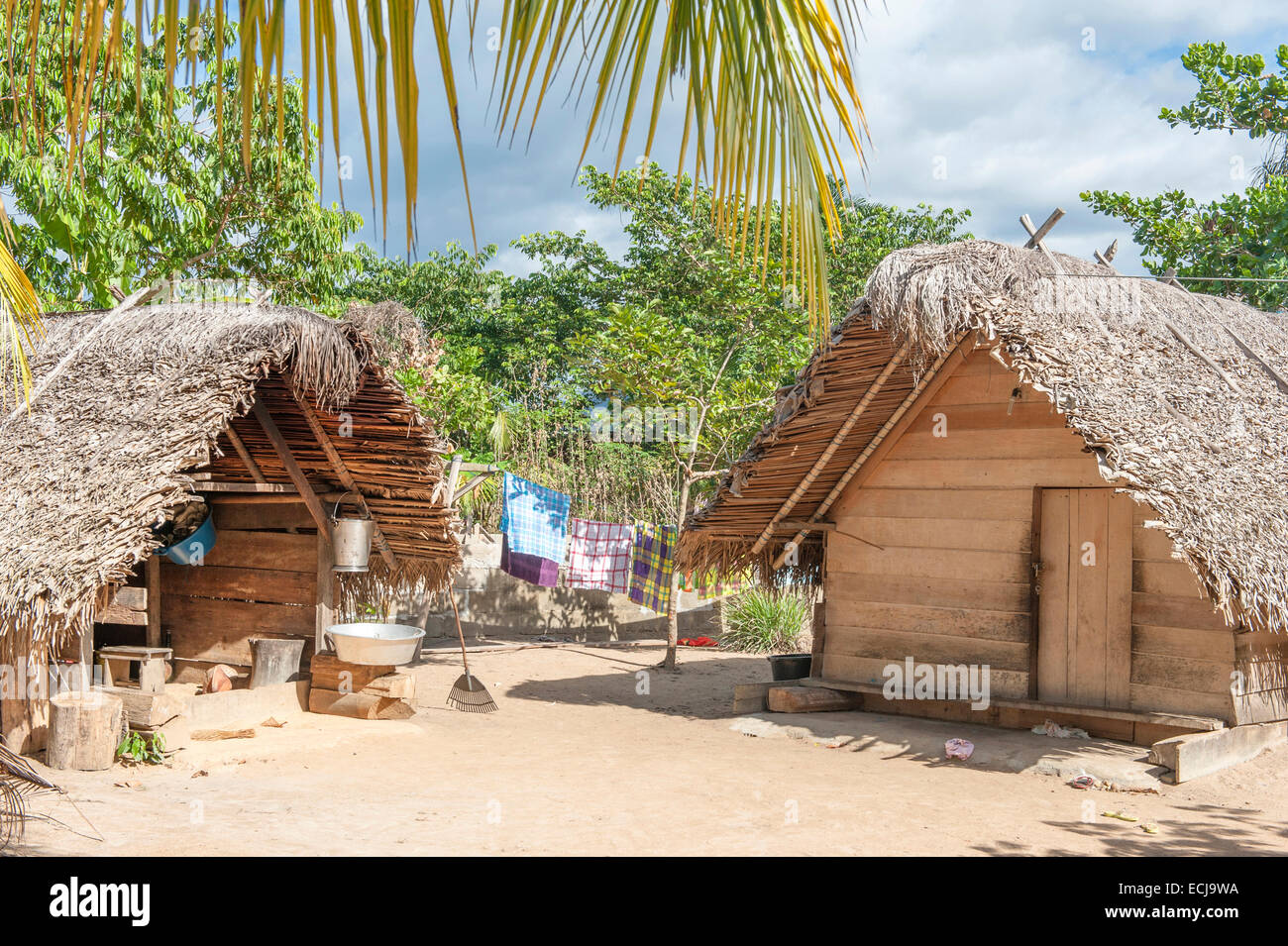 Traditionellen Holzhütten mit Palm Dächer auf der kastanienbraunen Dorf Goejaba, Boven-Suriname Suriname Stockfoto