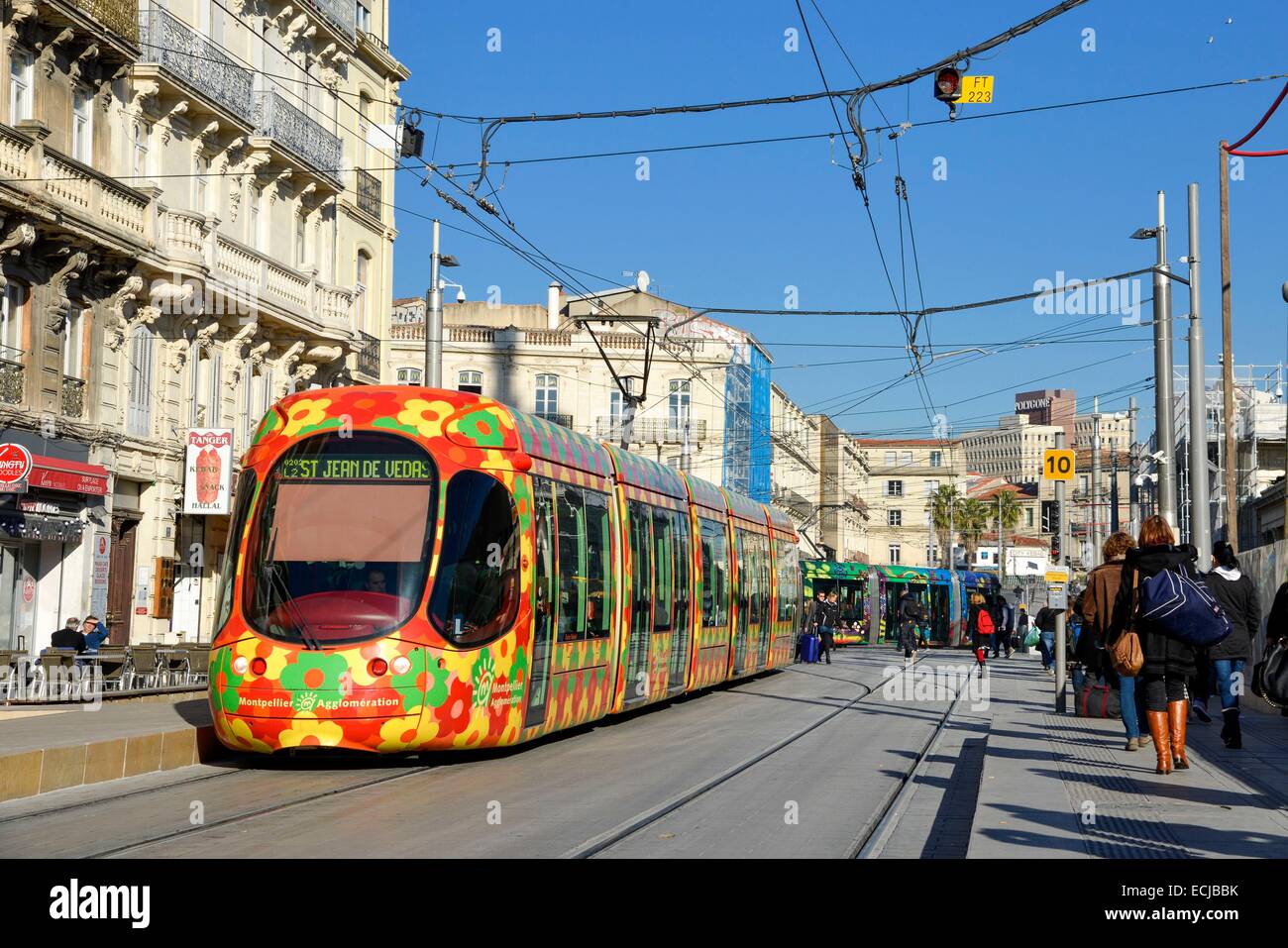 Frankreich, Herault, Montpellier, Jules Ferry Street, Saint Roch Bahnhof, Straßenbahn-Verkehr an der Unterseite der Haussmann-Gebäude Stockfoto