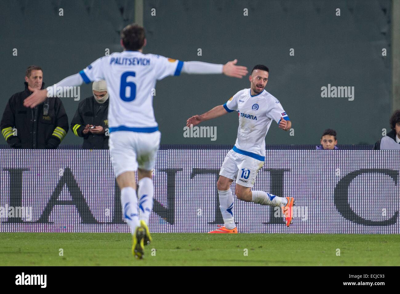 Firenze, Italien. 11. Dezember 2014. Nemanja Nikolic (Minsk) Fußball: Nemanja Nikolic von Dinamo Minsk feiert nach seinem Tor dem zweiten Ziel UEFA Europa League Gruppe K Match zwischen Fiorentina 1-2 Dinamo Minsk im Stadio Artemio Franchi in Florenz, Italien. © Maurizio Borsari/AFLO/Alamy Live-Nachrichten Stockfoto