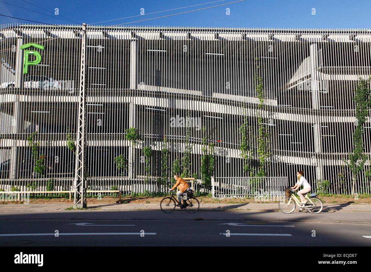 Kapital (Hovedstaden), Copenhagen, Dänemark, Radfahrer vor einem Parkhaus in N ° Rrebro (Det Gr ° nne Parkeringshus) Stockfoto