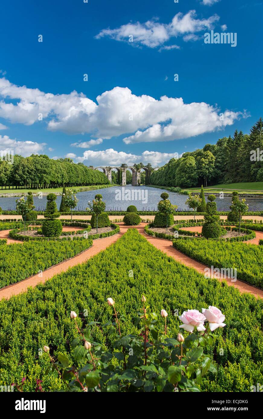 Frankreich, Eure et Loir, Maintenon, Chateau de Maintenon, neuer französischer Garten, ein Auftragswerk der Eure et Loir Generalrat und unter der Regie von Patrick Pottier, im Geiste des Plans von Le Notre gegründet Stockfoto