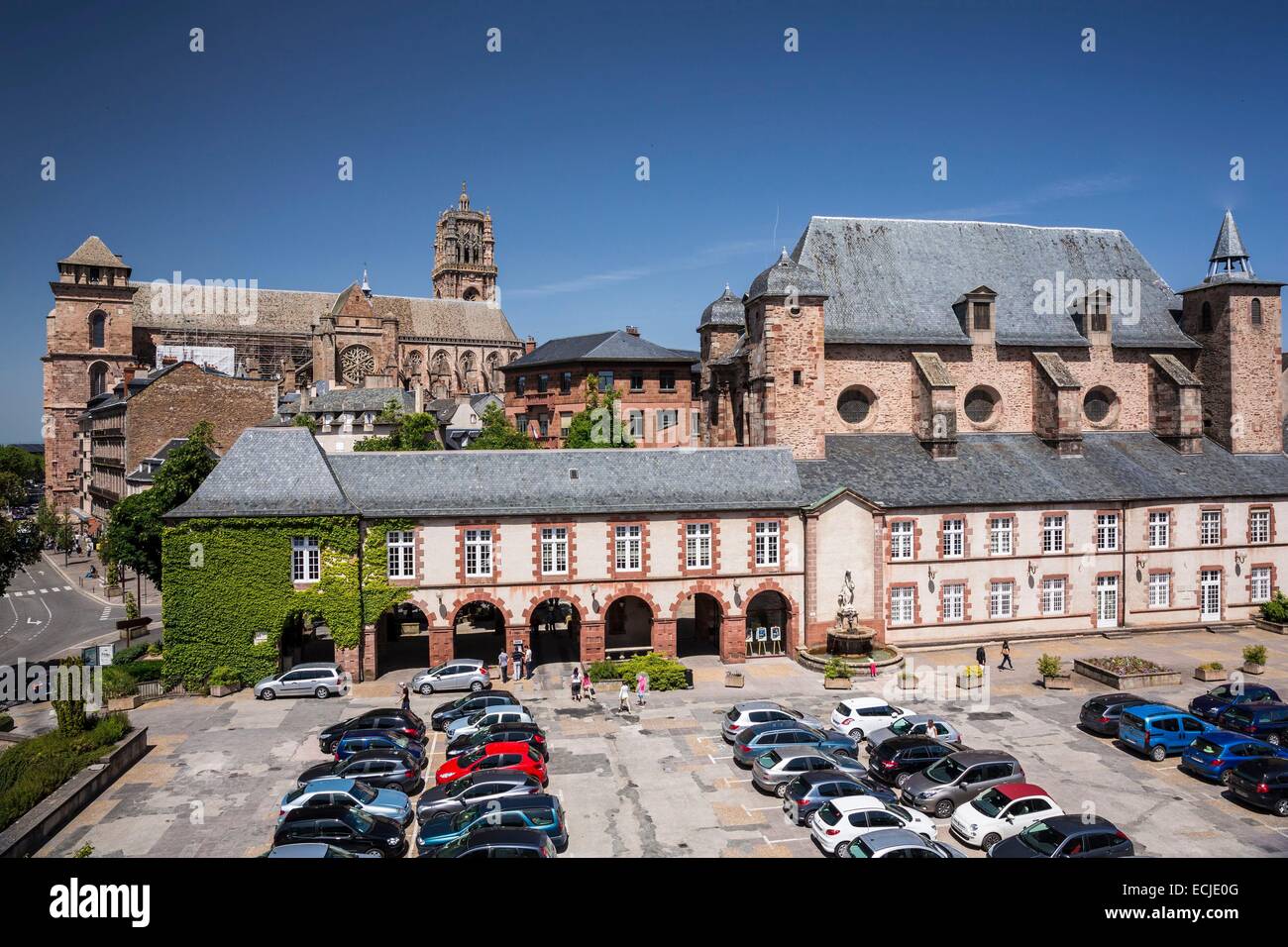 Frankreich, Aveyron, Rodez, place Foch, die Kapelle der Jesuiten und der ehemaligen Königlichen Hochschule aus dem 17. Jahrhundert und die Kathedrale aus dem 13. und 16. Jahrhundert Stockfoto