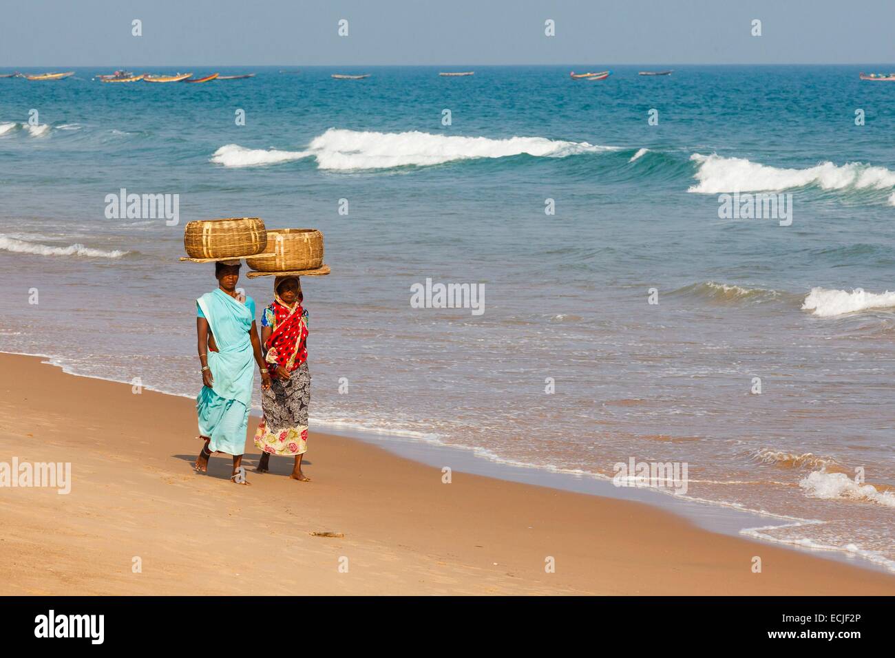 Indien, Odisha, Gopalpur, Frauen, die einen Korb auf dem Kopf am Strand Stockfoto