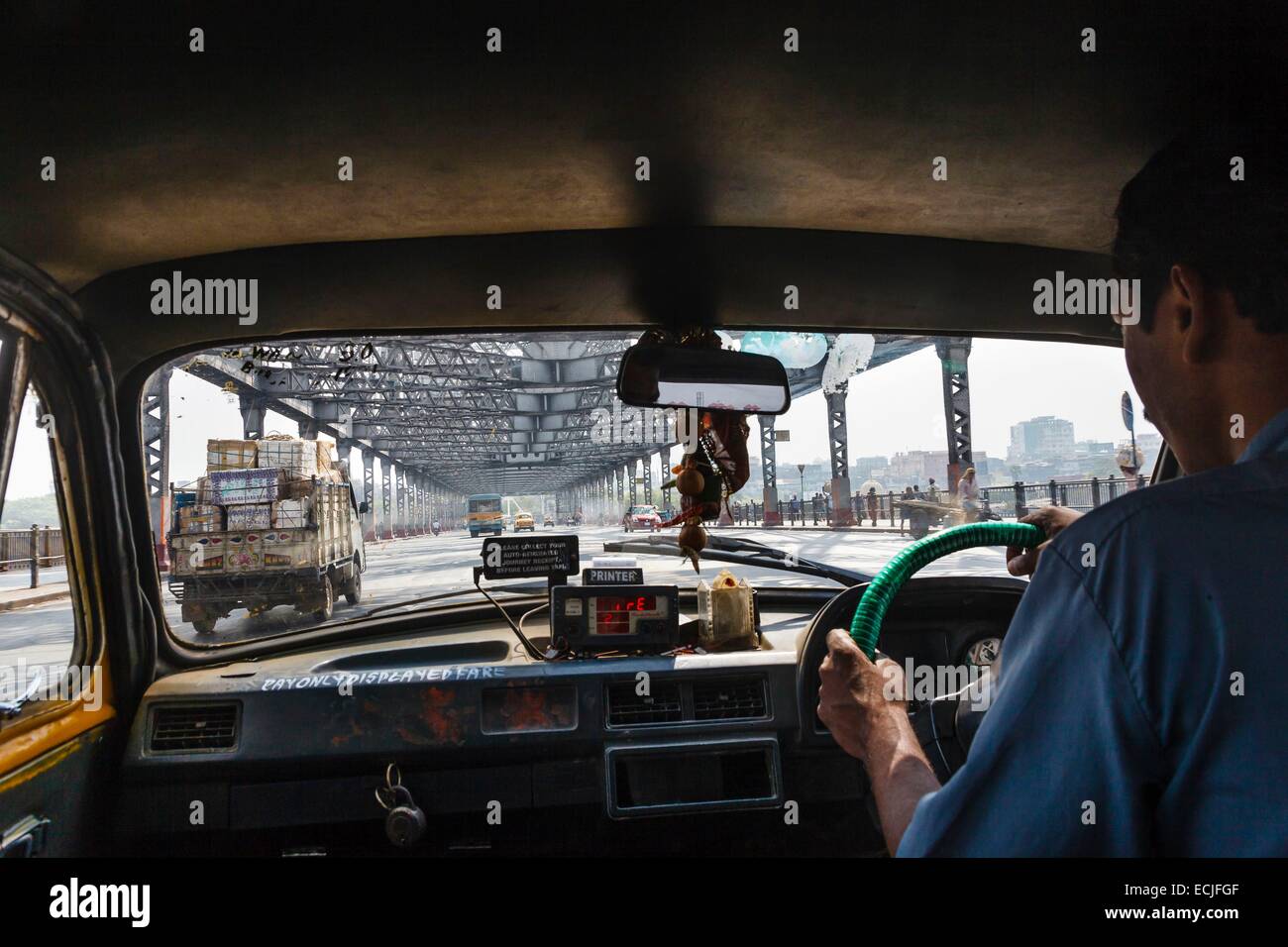 Indien, Westbengalen, Kalkutta (Kolkata), innen ein Taxi Howrah Brücke Stockfoto