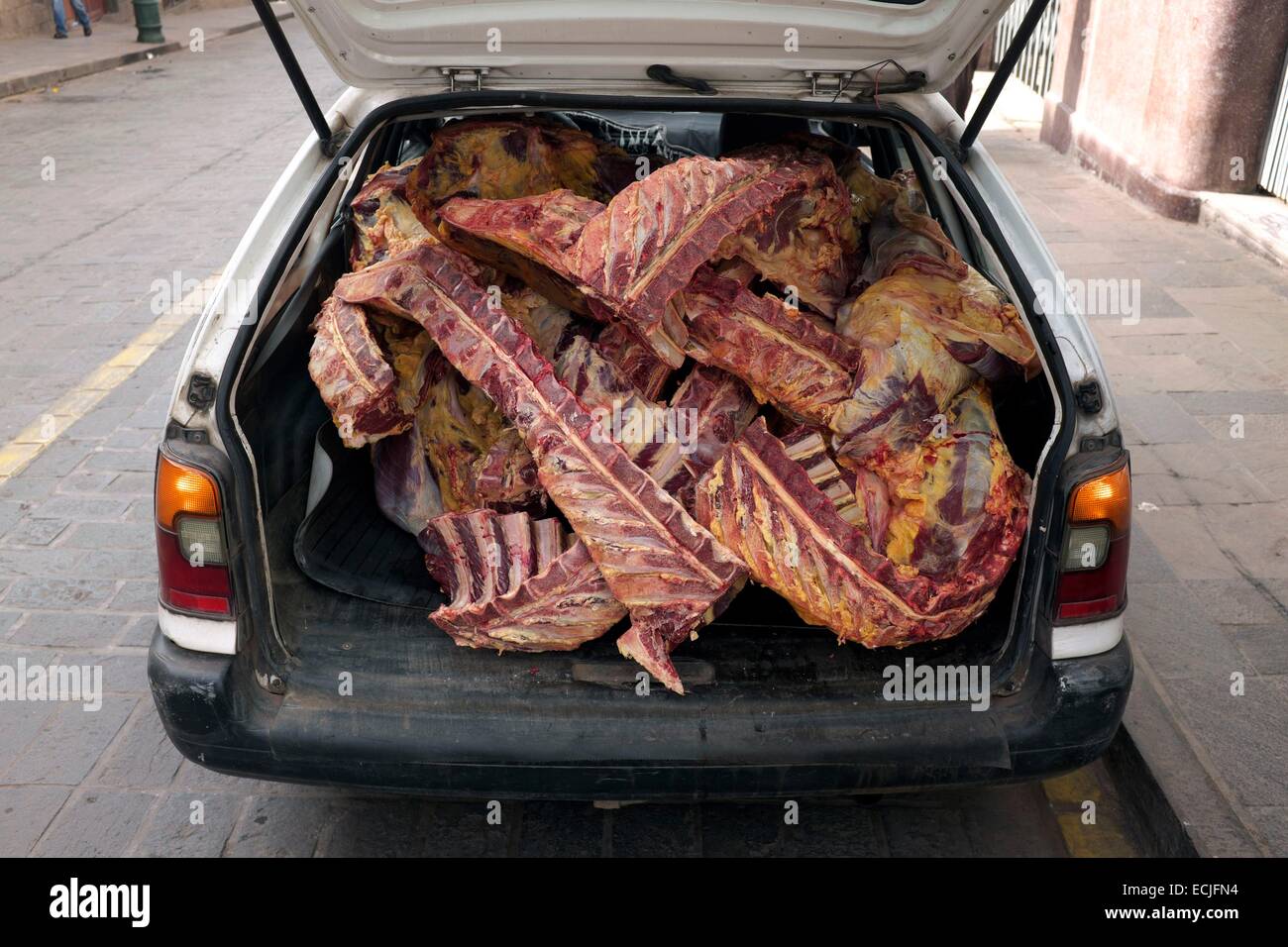 Peru, Cuzco Provinz, Cuzco, Taxi mit Kadaver von Rindfleisch Stockfoto