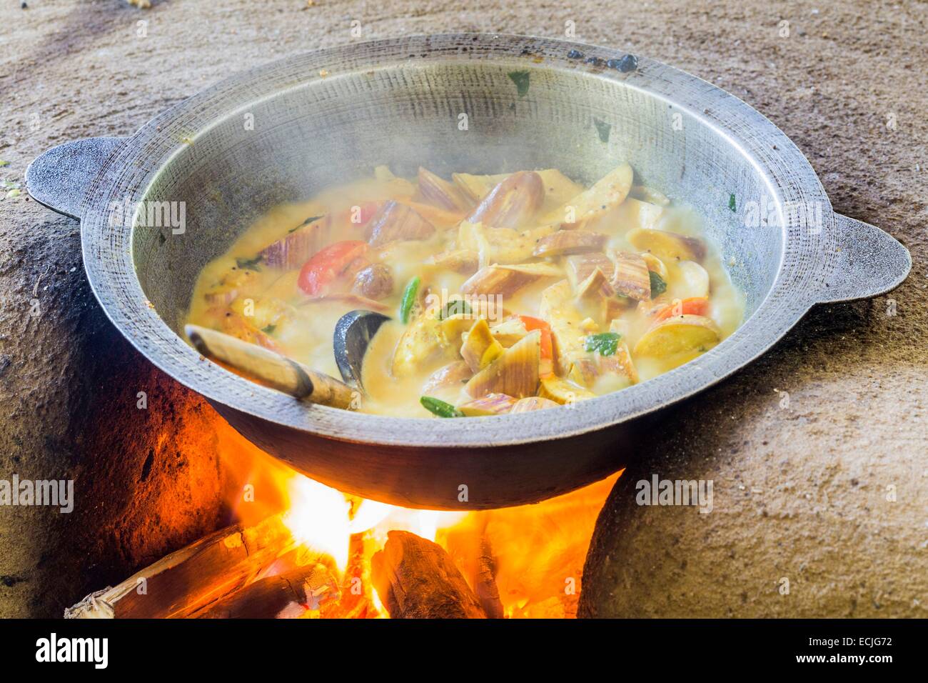 Sri Lanka, Gemüsecurry mit Kokosmilch gekocht über einem Holzfeuer Stockfoto