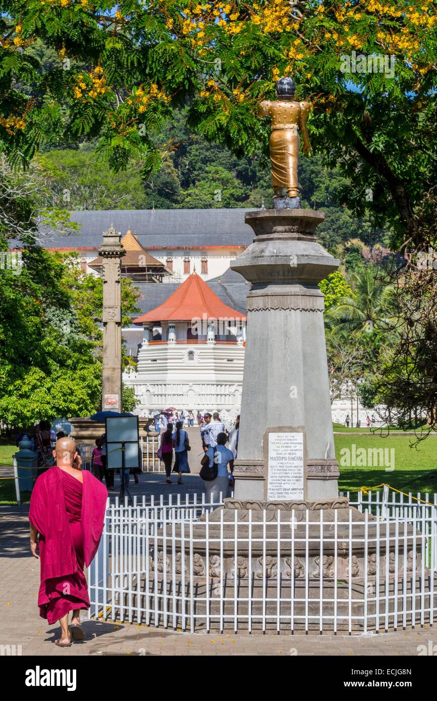 Sri Lanka, zentrale Provinz, Kandy, heilige Stadt als Weltkulturerbe der UNESCO, buddhistische Tempel Buddha Tooth (Sri Dalada Maligawa), Zufahrt zum Pathiruppuwa Turm (frühes 19. Jahrhundert) und der Tempel (Anfang 18. Jh.) beherbergt einen Zahn wieder aufgeführt Stockfoto