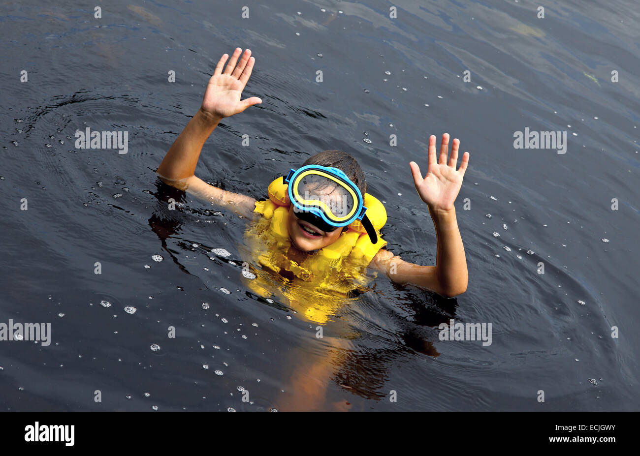 Junge, Schwimmen im See mit Schwimmen Maske und Schwimmen Weste  Stockfotografie - Alamy