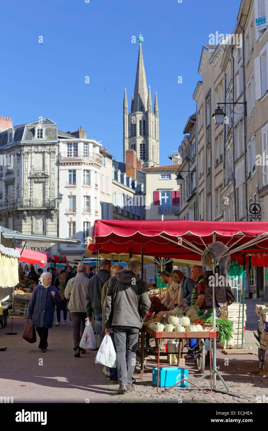 Frankreich, Haute-Vienne, Limoges, Marktplatz des Bancs, Bancs Square, Kirche Saint Michel des Lions Stockfoto