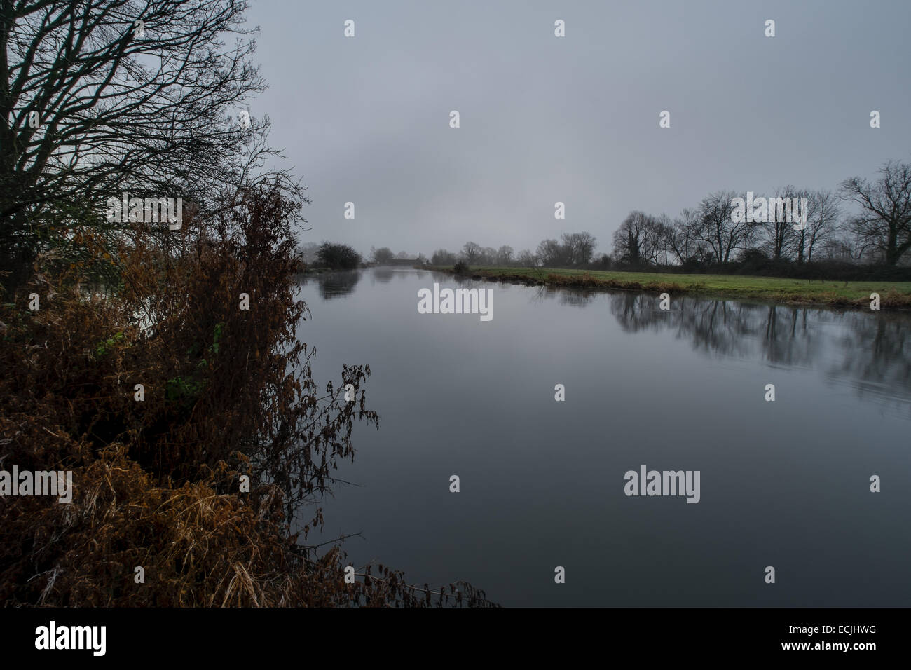 Salisbury, Wiltshire, UK. 16. Dezember 2014. UK-Wetter. Nebliger Morgen am Fluss Avon Salisbury von Churchill Gardens Kredit betrachtet: Paul Chambers/Alamy Live News Stockfoto