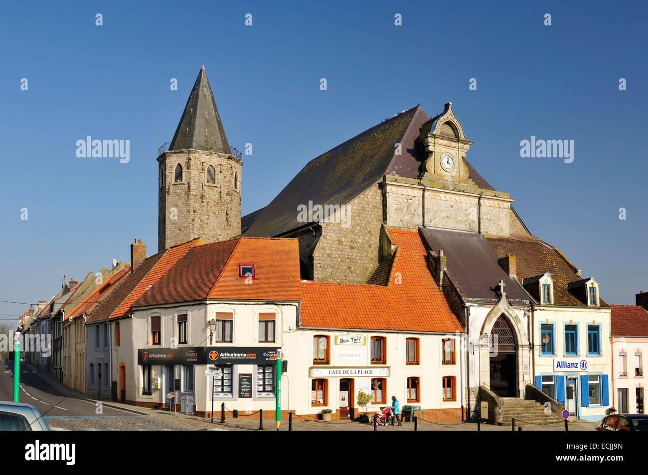 Frankreich, Pas-De-Calais, Samer, Saint-Martin-Kirche, umgeben von Häusern Stockfoto