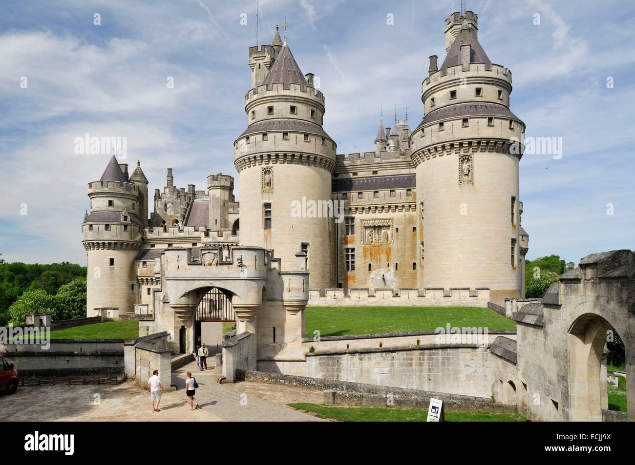 Frankreich, Oise, Pierrefonds, Schloss erbaut im 14. Jahrhundert von Louis von Orléans und Touristen am Eingang der Burg von Viollet le Duc im 19. Jahrhundert, renoviert Stockfoto