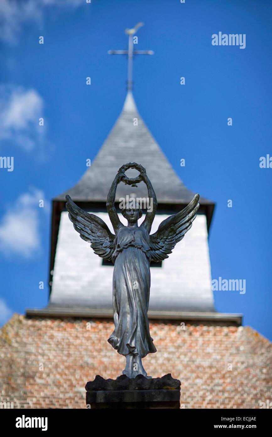 Frankreich, Aisne, Ohis, Saint-Maurice Kirche und Krieg-Denkmal Stockfoto