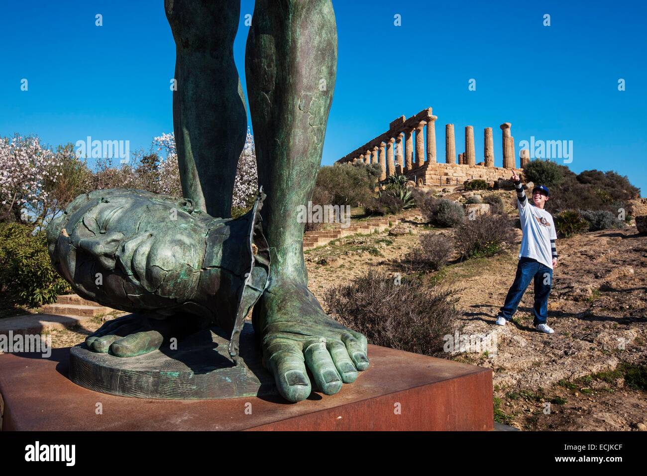 Italien, Sizilien, Agrigento, aufgeführt als Weltkulturerbe der UNESCO, Tal der Tempel, Tempel der Juno mit einer Bronzeskulptur des polnischen Bildhauers Igor Mitoraj Stockfoto